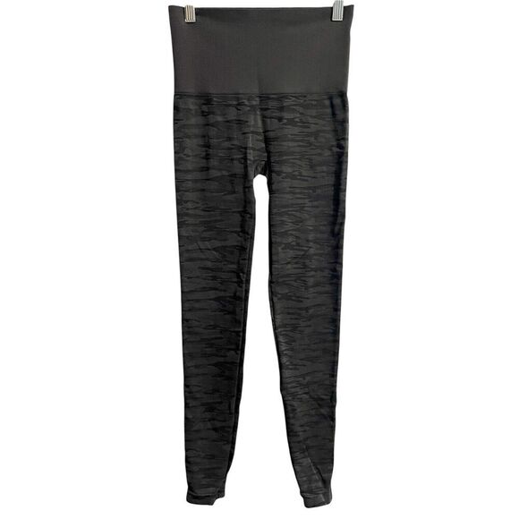 Assets By Spanx Womens Leggings Gray Black Camo Print Size Large Stretch - Picture 2 of 10